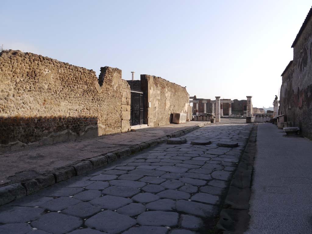 VII.7.32, Pompeii. March 2019. East side of entrance doorway on Via Marina.
Foto Anne Kleineberg, ERC Grant 681269 DÉCOR.
.
