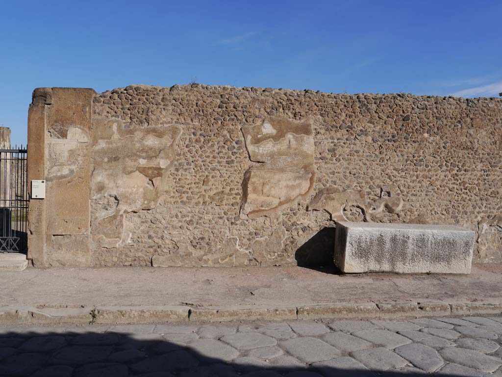 VII.7.32, Pompeii. March 2019. East wall at side of entrance doorway on Via Marina.
Foto Anne Kleineberg, ERC Grant 681269 DÉCOR.
