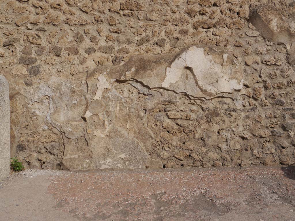 VII.7.32, Pompeii. September 2018. Detail of remaining stucco decoration towards east end of south wall.
Foto Anne Kleineberg, ERC Grant 681269 DÉCOR.

