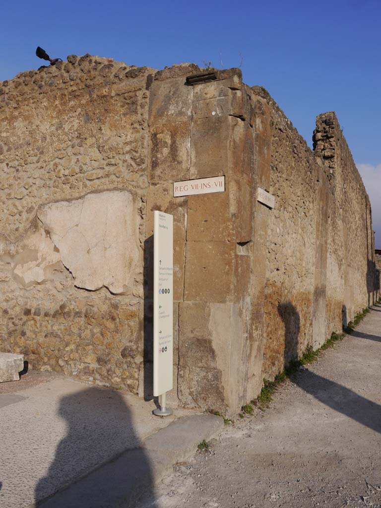 VII.7.32, Pompeii. September 2018. 
Looking north to corner pilaster in south-east corner of Temple, with Forum, on right.
Foto Anne Kleineberg, ERC Grant 681269 DÉCOR.

