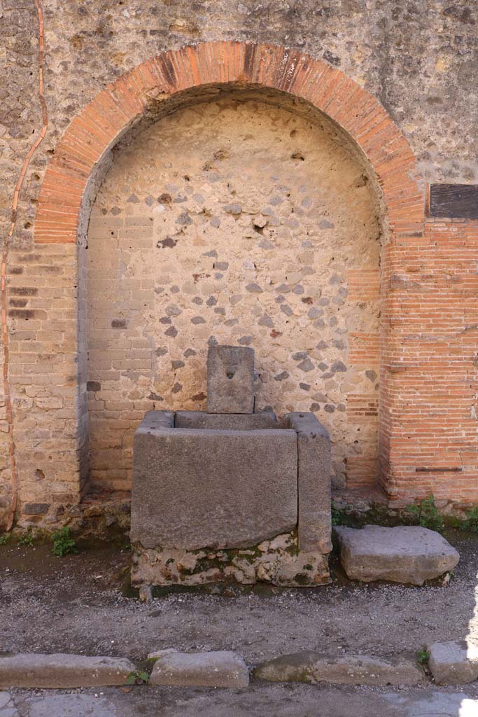 Fountain next to VII.7.26 outside north wall of VII.8 Forum. December 2018. 
Photo courtesy of Aude Durand.
