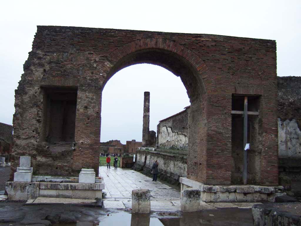 VII.8 Pompeii Forum. December 2018. 
North-east entrance to Forum through the Arch of Tiberius. Looking south-west from Via del Foro. Photo courtesy of Aude Durand.
