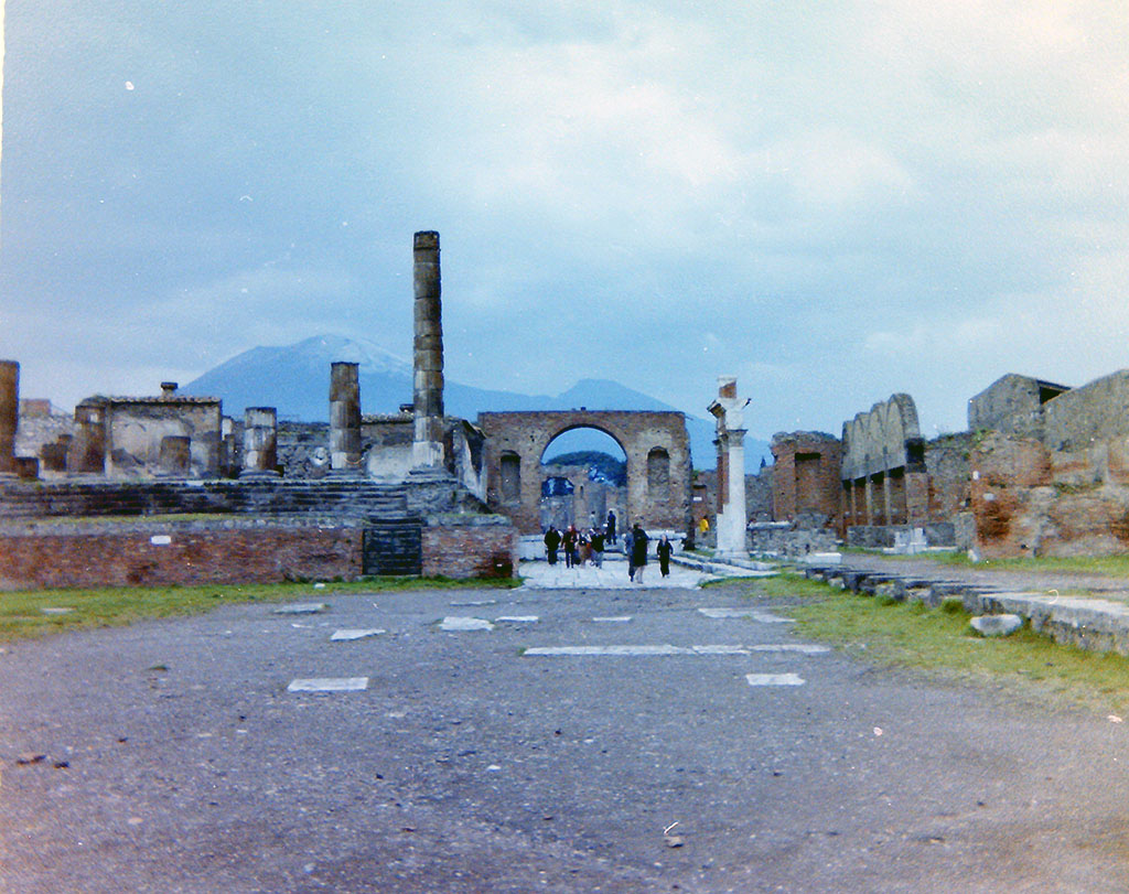 VII.8 Pompeii Forum. December 2007. Entrances at east end of north side.
