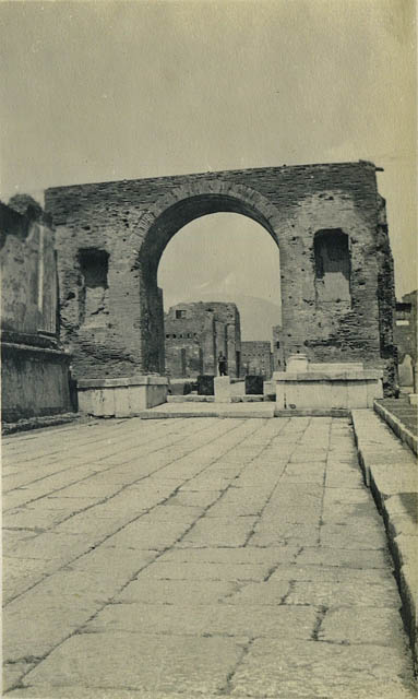 VII.8 Pompeii Forum. October 1992. 
Looking north through entrance under Arch of Tiberius at east end of north side.
Photo by Louis Méric courtesy of Jean-Jacques Méric.

