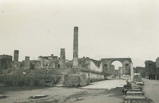 VII.8 Pompeii Forum. 1970s. Looking north through Arch of Tiberius to Via del Foro.