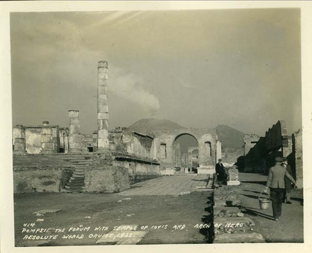 VII.8 Pompeii Forum. 1953. Entrance through Arch of Tiberius at east end of north side.
Photo courtesy of Rick Bauer.
