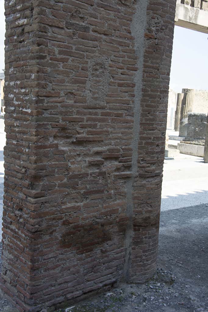 VII.8.00, Pompeii. south side of forum March 2019. Detail of ancient portico.
Foto Anne Kleineberg, ERC Grant 681269 DÉCOR.
