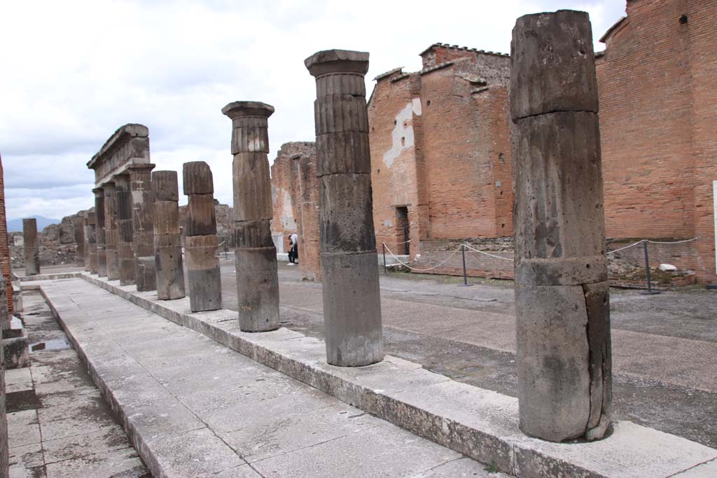 VIII.2. Pompeii. December 2018. Looking southwest at Via delle Scuole (left) and the corner of VIII.2 on the south side of the Forum.
Photo courtesy of Aude Durand.

