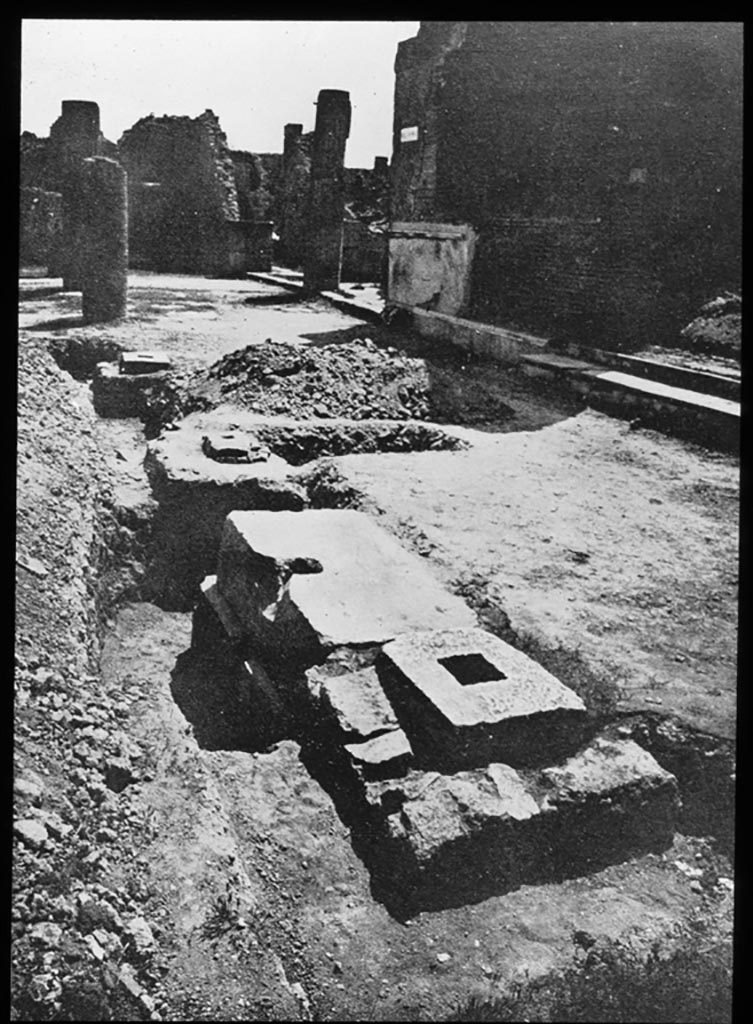 VII.8 Forum, Pompeii, 1982 or 1983.   Looking towards the south-west corner of the Forum, after the 1980 earthquake.
 Source: The Wilhelmina and Stanley A. Jashemski archive in the University of Maryland Library, Special Collections (See collection page) and made available under the Creative Commons Attribution-Non Commercial License v.4. See Licence and use details. J80f0484
