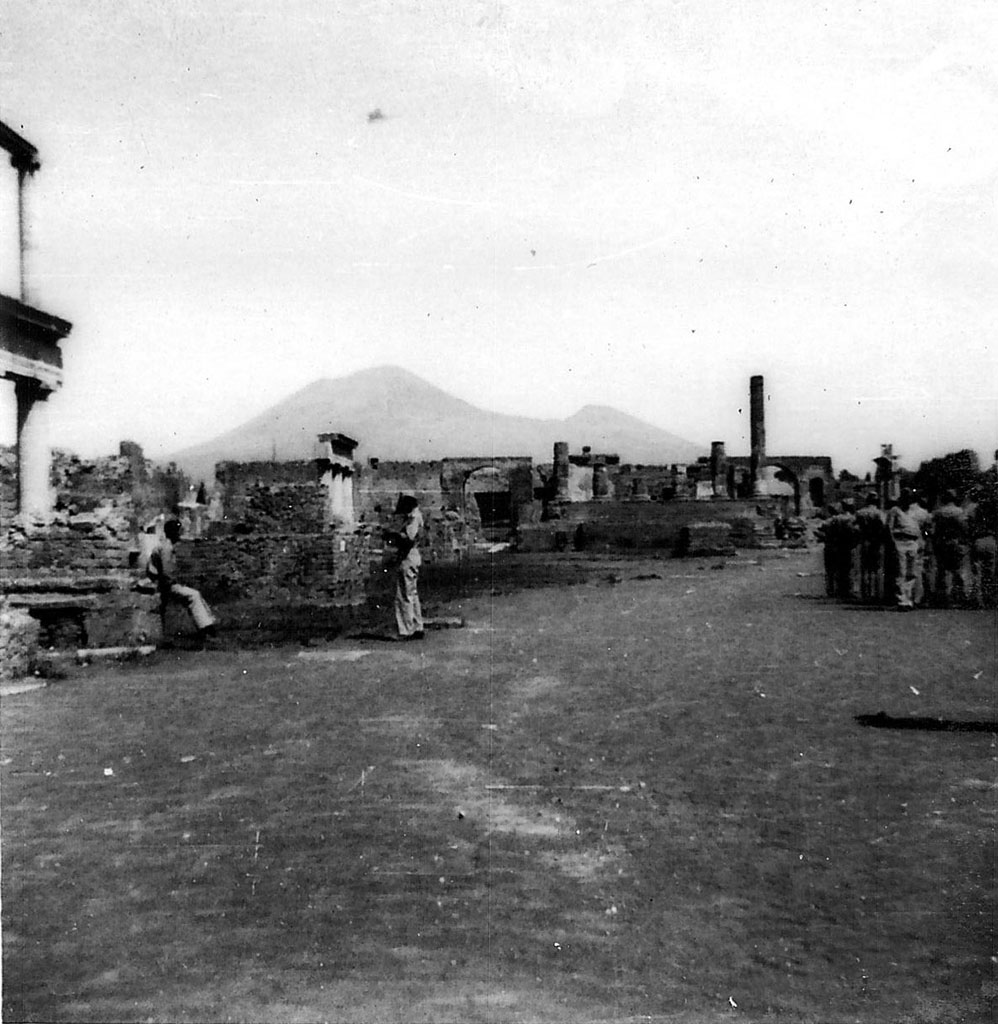 VII.8.00 Pompeii. November 1958. Looking north-east across Forum, from west side. Photo courtesy of Rick Bauer.
