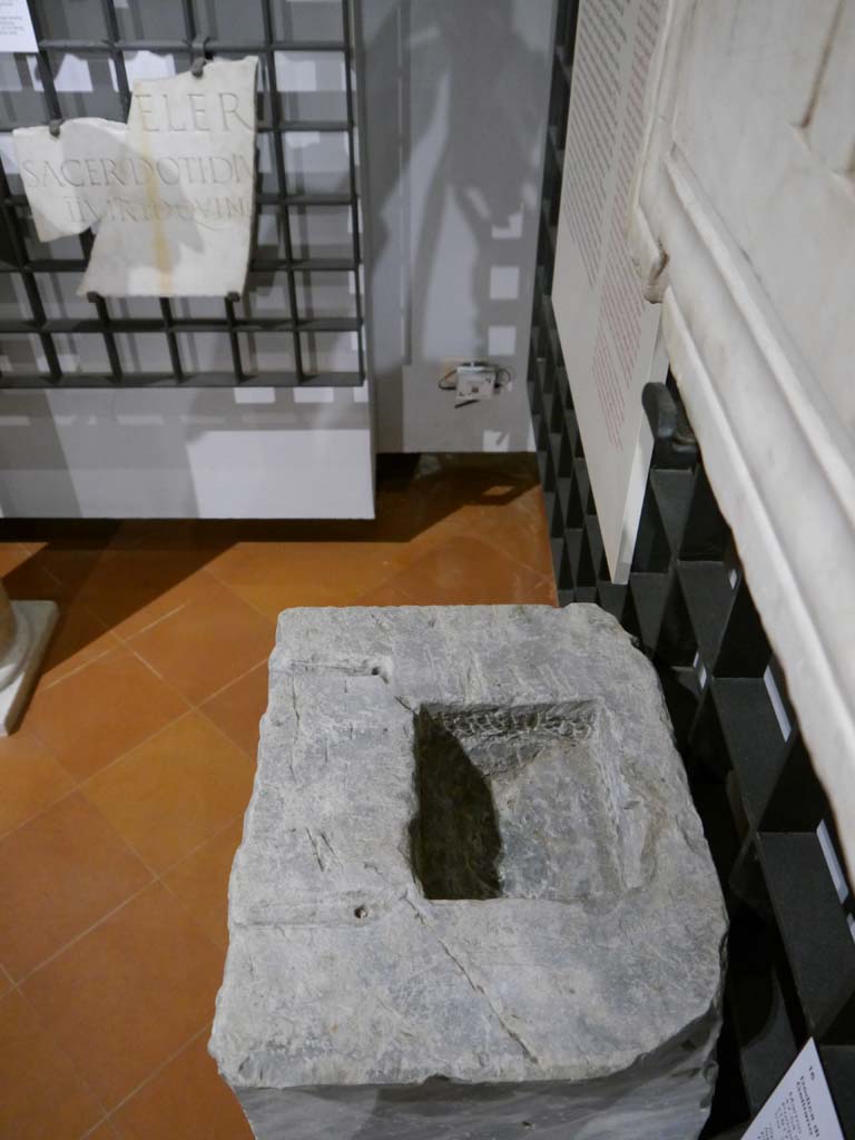 VII.8.1 Pompeii. Small block of Egyptian basalt with Greek inscription, found 16th August 1818. 
Now in Naples Archaeological Museum. Inventory number 2745.
