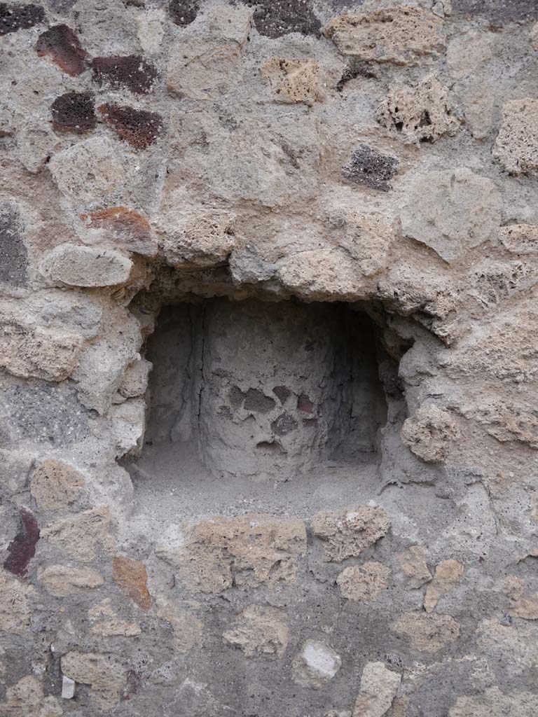 VII.8.01 Pompeii. September 2018. West side of doorway of room.
Foto Anne Kleineberg, ERC Grant 681269 DÉCOR.
