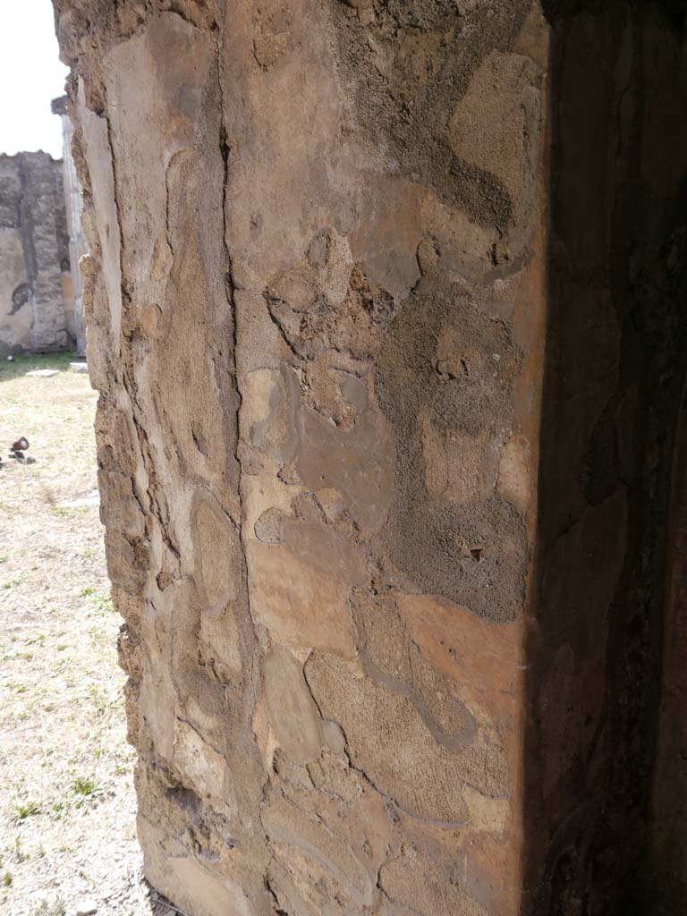 VII.8.01 Pompeii. September 2018. Detail of columns, looking north along east wall.
Foto Anne Kleineberg, ERC Grant 681269 DÉCOR.
