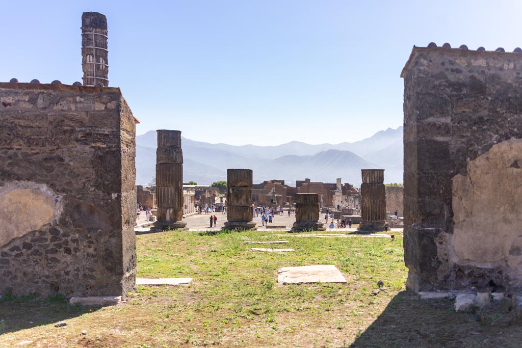 VII.8.1 Pompeii. October 2023. Looking south through doorway, across podium, towards Forum. Photo courtesy of Johannes Eber.

