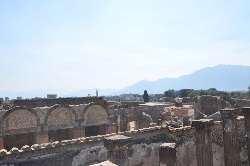 VII.8.01 Pompeii. July 2017. Looking south-east towards Macellum, from top of Temple.
Foto Anne Kleineberg, ERC Grant 681269 DÉCOR.

