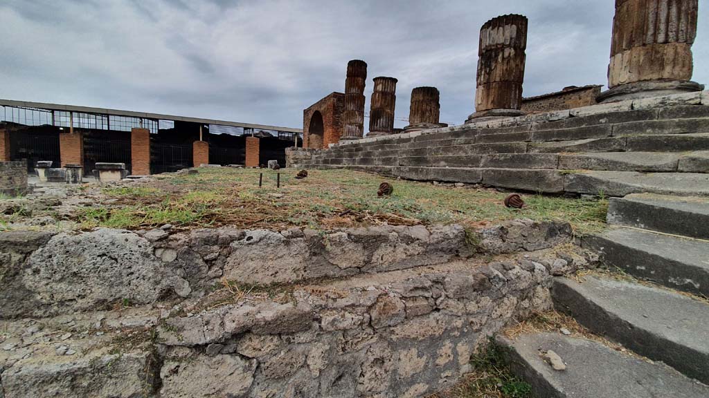 VII.8.01 Pompeii, September 2018. Looking from east side towards steps up to podium/portico.
Foto Anne Kleineberg, ERC Grant 681269 DÉCOR.
