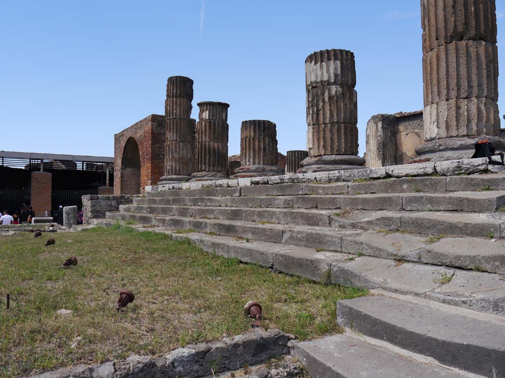 VII.8.01 Pompeii, September 2018. Looking north to steps on east side of Temple.
Foto Anne Kleineberg, ERC Grant 681269 DÉCOR.
