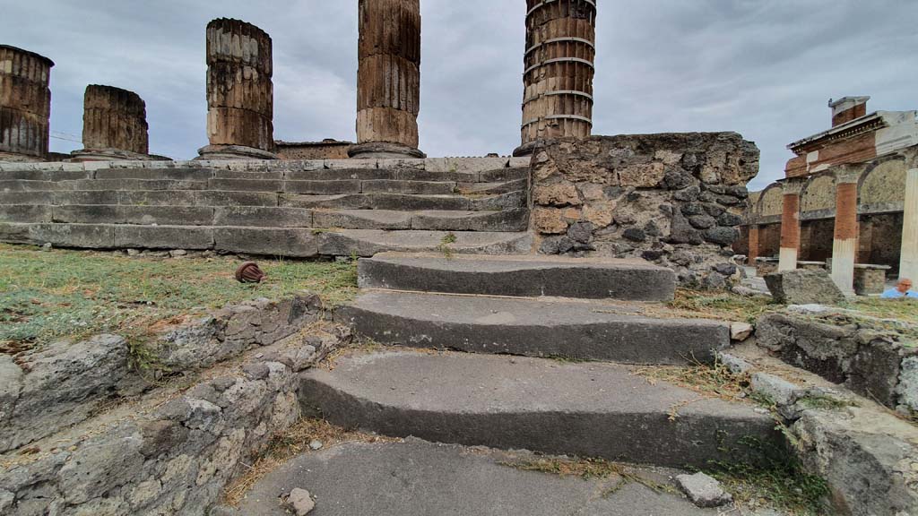 VII.8.01 Pompeii, September 2018. West side wall of steps on east side of Temple.
Foto Anne Kleineberg, ERC Grant 681269 DÉCOR.
