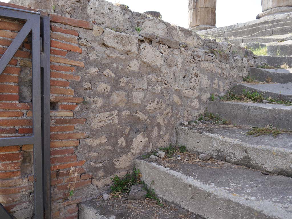 VII.8.01 Pompeii, September 2018. Top surface of base/area on east side of steps.
Foto Anne Kleineberg, ERC Grant 681269 DÉCOR.

