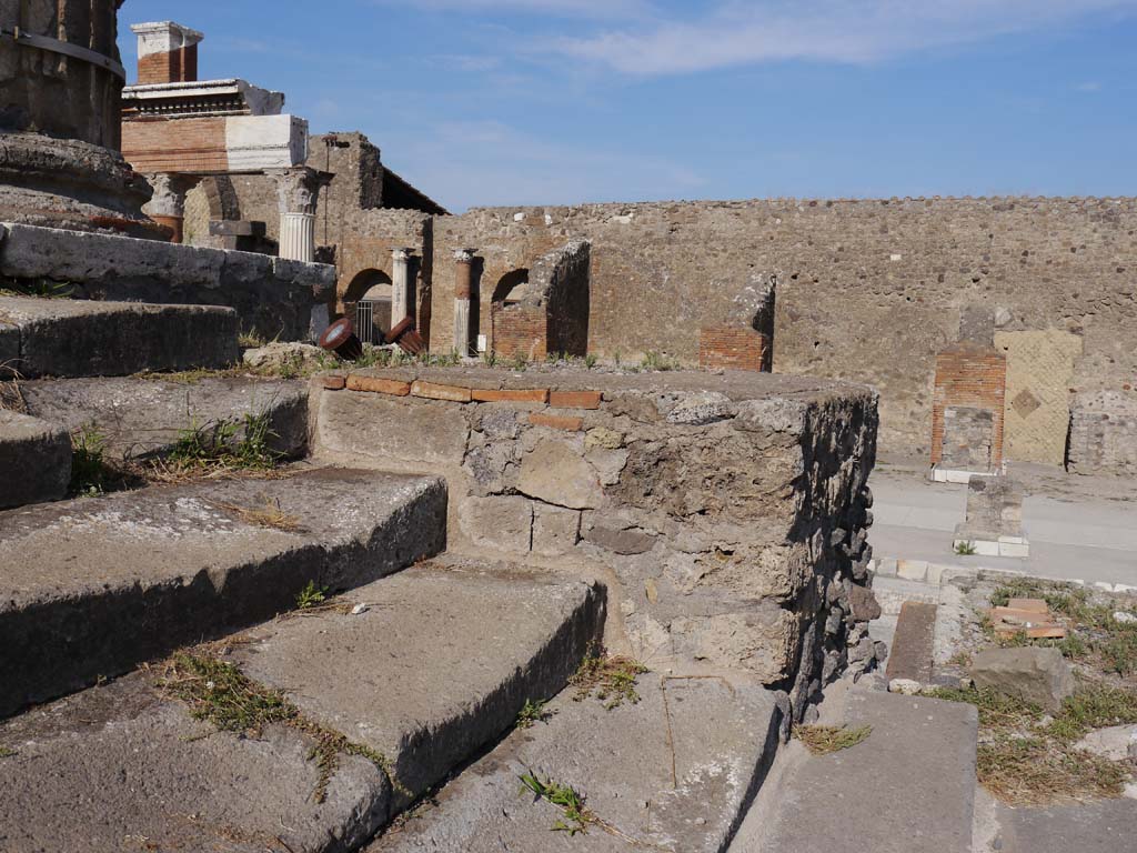 VII.8.01 Pompeii, September 2018. Top surface of base/area on east side of steps.
Foto Anne Kleineberg, ERC Grant 681269 DÉCOR.
