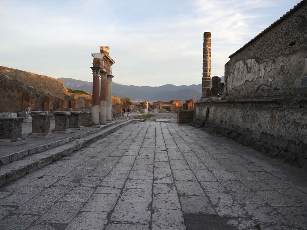 VII.8.01 Pompeii, September 2018. South-east corner, looking south to masonry wall of base.
Foto Anne Kleineberg, ERC Grant 681269 DÉCOR.

