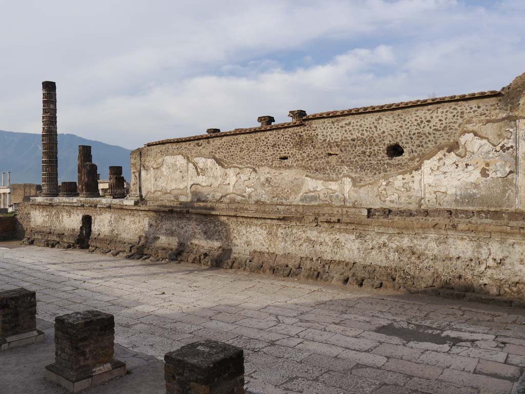 VII.8.01 Pompeii, September 2018. Looking towards south-east corner, on left, and wall with doorway, below podium/portico.
Foto Anne Kleineberg, ERC Grant 681269 DÉCOR.
