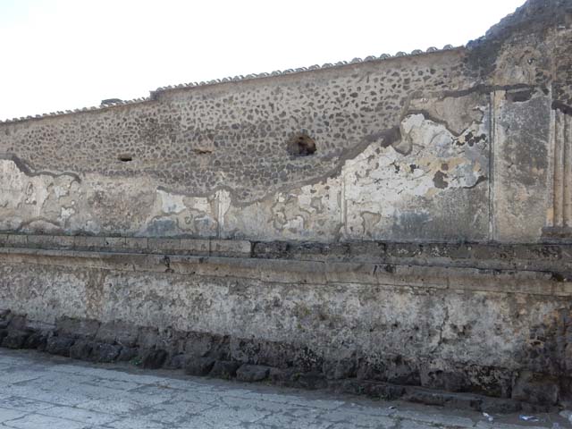 VII.8.01 Pompeii, September 2018. North end of east wall of Temple, and Arch, on right.
Foto Anne Kleineberg, ERC Grant 681269 DÉCOR.
