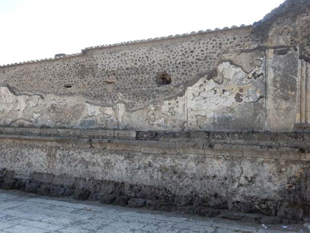 VII.8.01 Pompeii. July 2017. Exterior east side of Temple, looking west at north end.
Foto Anne Kleineberg, ERC Grant 681269 DÉCOR.
