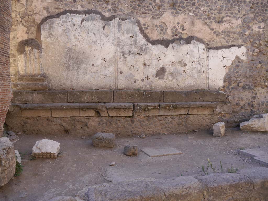 VII.8.01 Pompeii. September 2018. Detail of remaining stucco on north wall in north-east corner, looking south
Foto Anne Kleineberg, ERC Grant 681269 DÉCOR.
