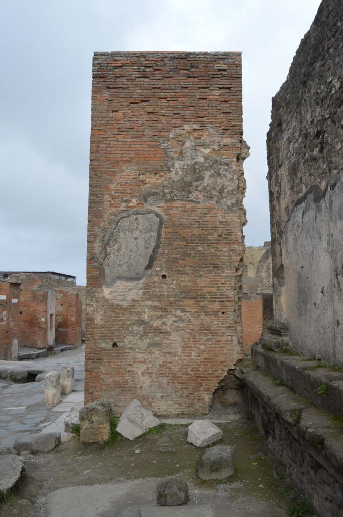 VII.8.1 Pompeii. March 2019.
North-east corner, looking east at join of Arch, masonry on left, and corner of Temple, on right.
Foto Taylor Lauritsen, ERC Grant 681269 DÉCOR.
