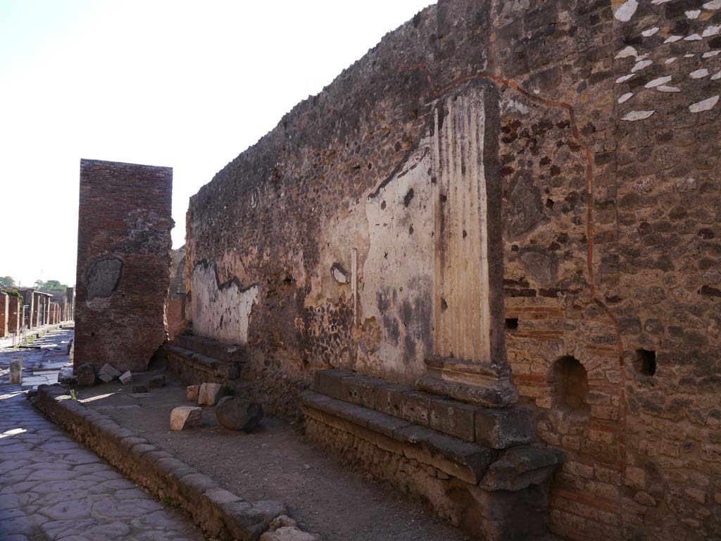 VII.8.01 Pompeii. September 2018. Looking east along north wall of Temple in Vicolo dei Soprastanti.
Foto Anne Kleineberg, ERC Grant 681269 DÉCOR.
