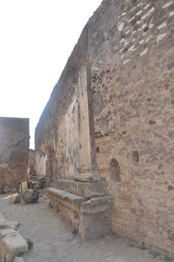 VII.8.01 Pompeii. July 2017. Looking east along north wall of Temple in Vicolo dei Soprastanti.
Foto Anne Kleineberg, ERC Grant 681269 DÉCOR.
