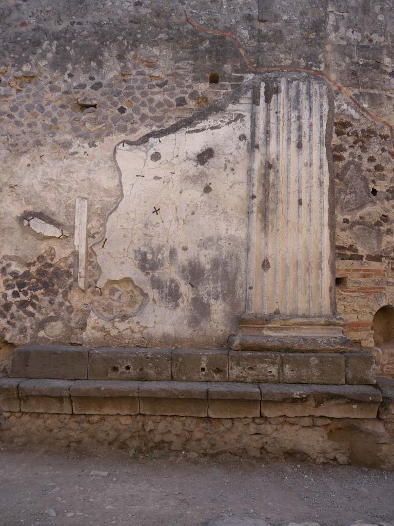 VII.8.01 Pompeii. September 2018. Exterior north wall of Temple, looking south.
Foto Anne Kleineberg, ERC Grant 681269 DÉCOR.


