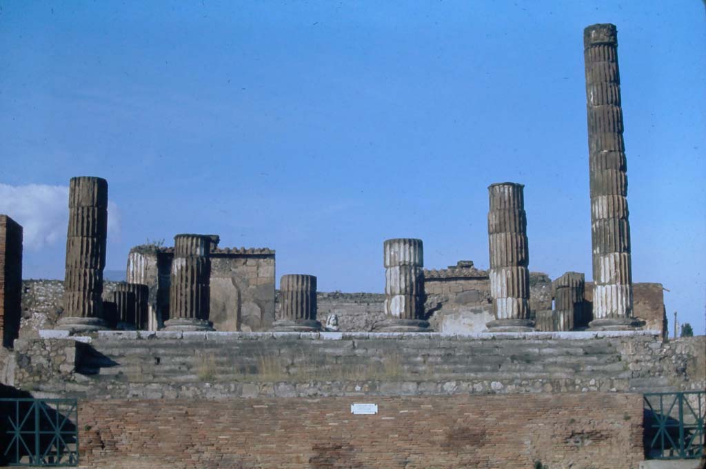 VII.8.1 Pompeii. March 2019. South side of Temple, with central steps to podium.
Foto Anne Kleineberg, ERC Grant 681269 DÉCOR.
