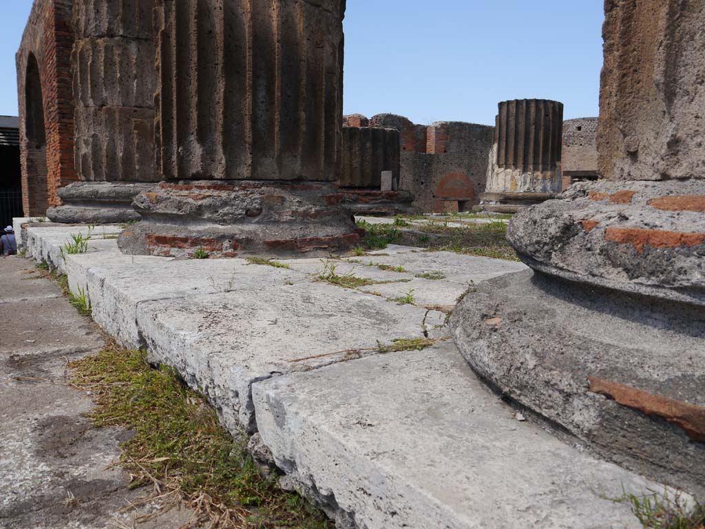 VII.8.01 Pompeii. September 2018. Looking south from podium, towards Forum.
Foto Anne Kleineberg, ERC Grant 681269 DÉCOR.
