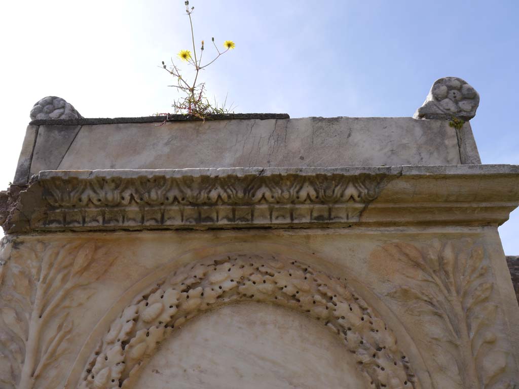 VII.9.2 Pompeii. March 2019. Detail of top of east side of altar. 
Foto Anne Kleineberg, ERC Grant 681269 DÉCOR.

