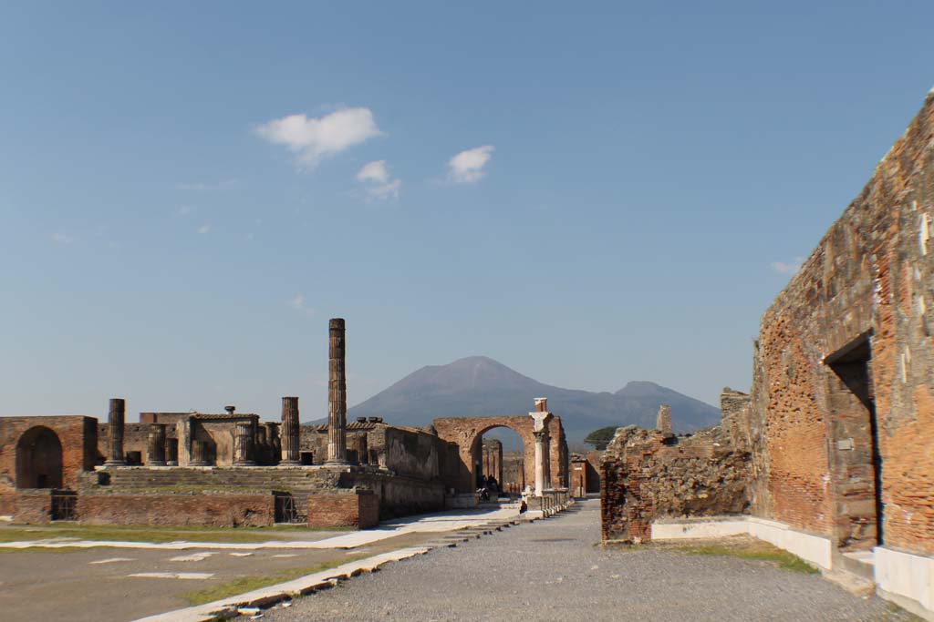 VII.9.2, Pompeii. December 2108. Looking towards entrance on east side of Forum. Photo courtesy of Aude Durand. 