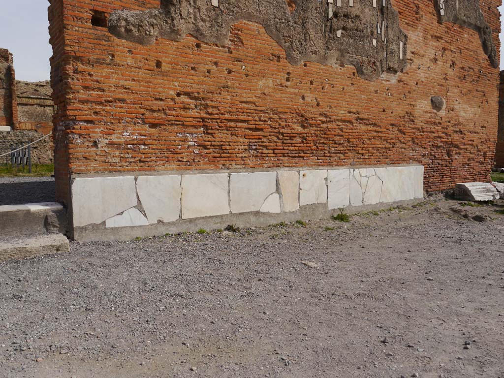 VII.9.2 Pompeii. March 2019. Detail of doorway threshold at south end.
Foto Anne Kleineberg, ERC Grant 681269 DÉCOR.

