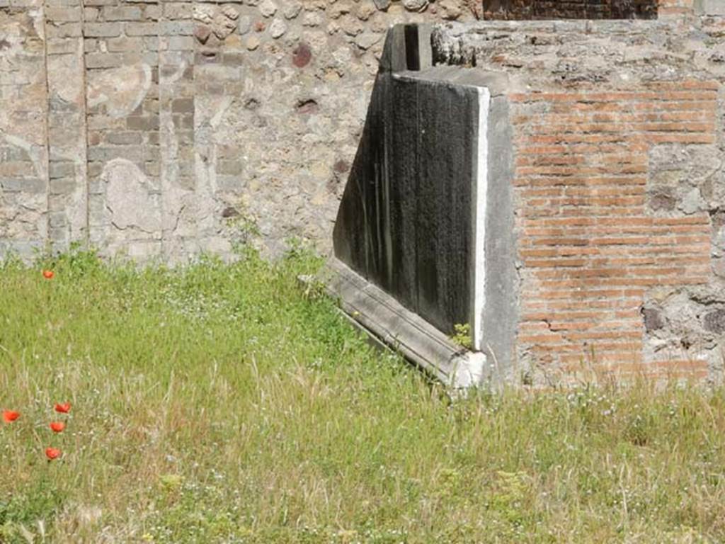VII.9.2 Pompeii. March 2019. Detail of base of marble veneer
Foto Anne Kleineberg, ERC Grant 681269 DÉCOR.
