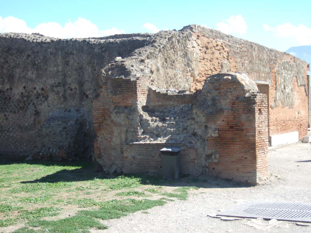 VII.9.3 Pompeii. August 2021. Looking east through doorway in south-east corner.
Foto Annette Haug, ERC Grant 681269 DÉCOR.


