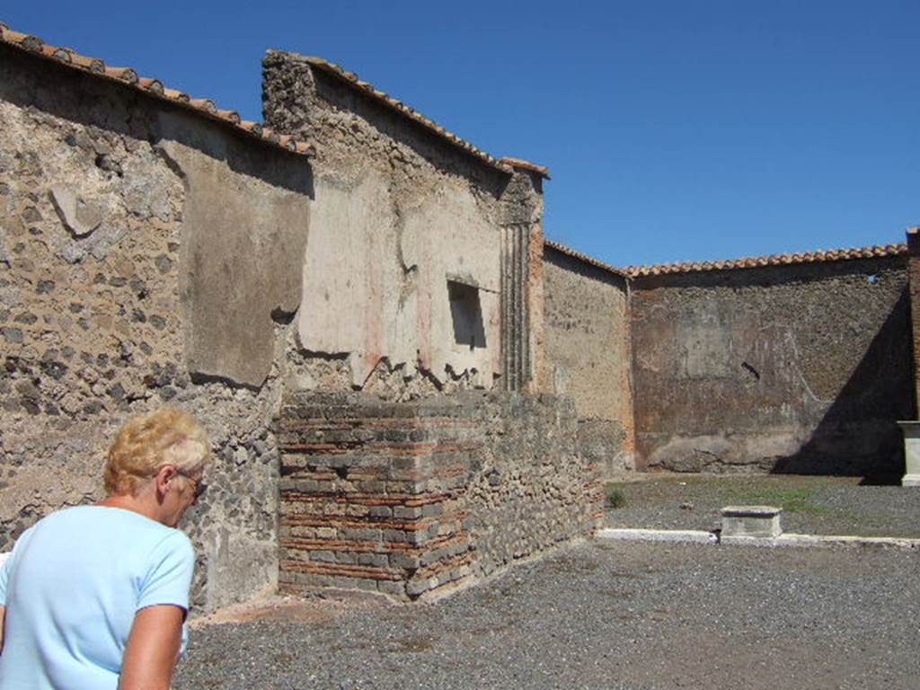 VII.9.7 and VII.9.8 Pompeii. Macellum. September 2005.  North east corner.