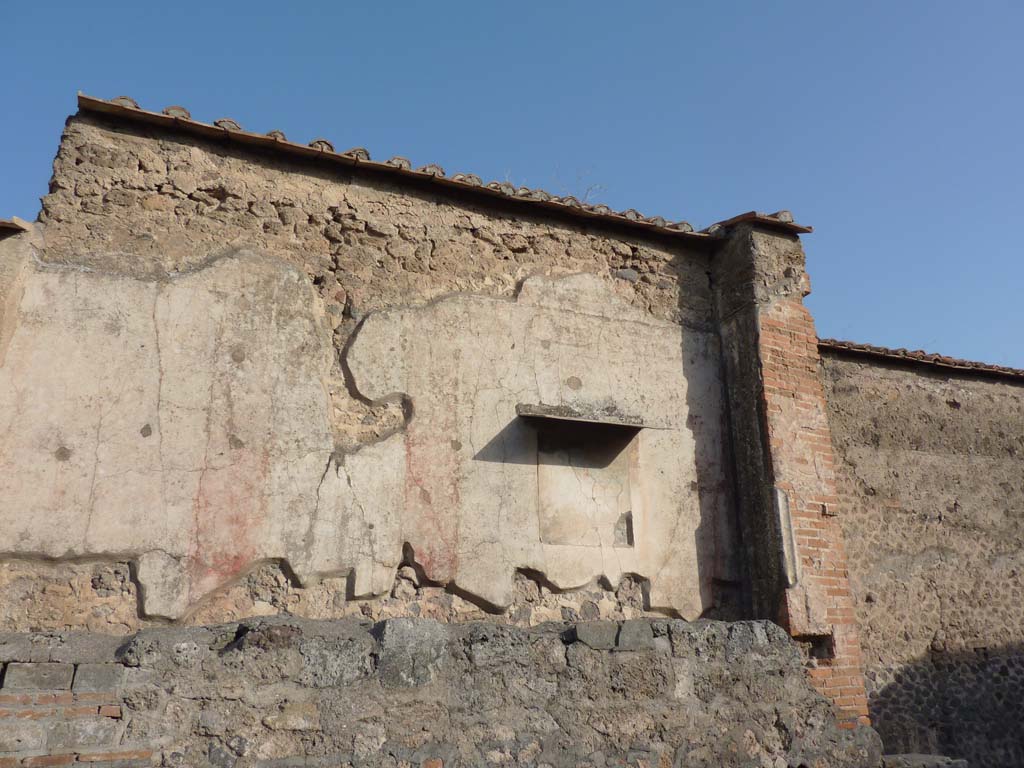 VII.9.7/8 Pompeii. October 2014. Looking towards north wall in north-east corner with faded wall painting.
Foto Annette Haug, ERC Grant 681269 DÉCOR
