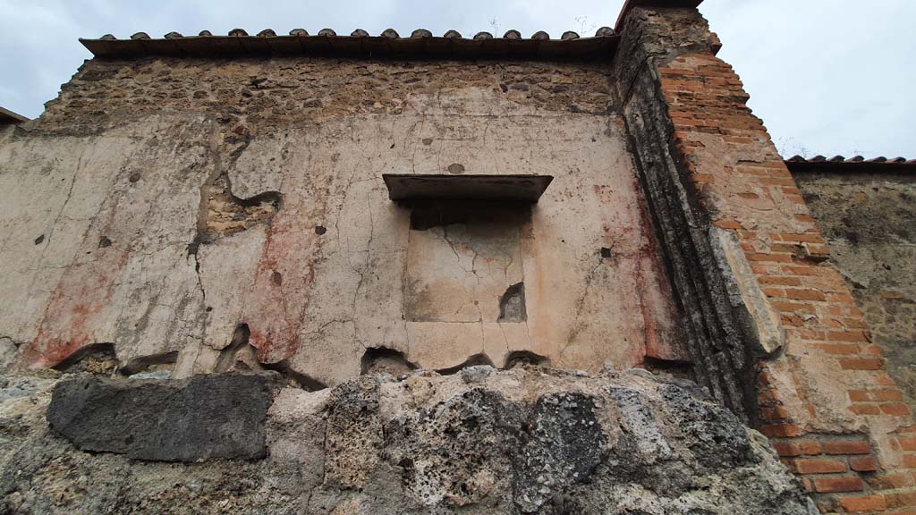 VII.9.7/8 Pompeii. August 2021. Looking towards faded painting and wall decoration on north wall in north-east corner.
Foto Annette Haug, ERC Grant 681269 DÉCOR.

