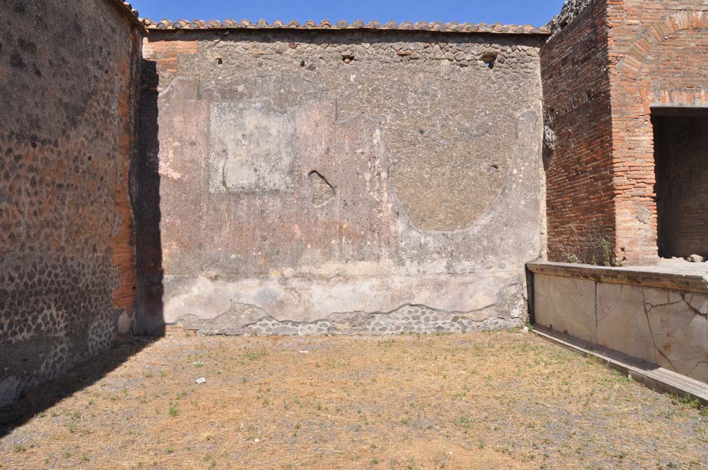 VII.9.7/8 Pompeii. July 2017. Looking towards east wall at north end.
Foto Annette Haug, ERC Grant 681269 DÉCOR.
