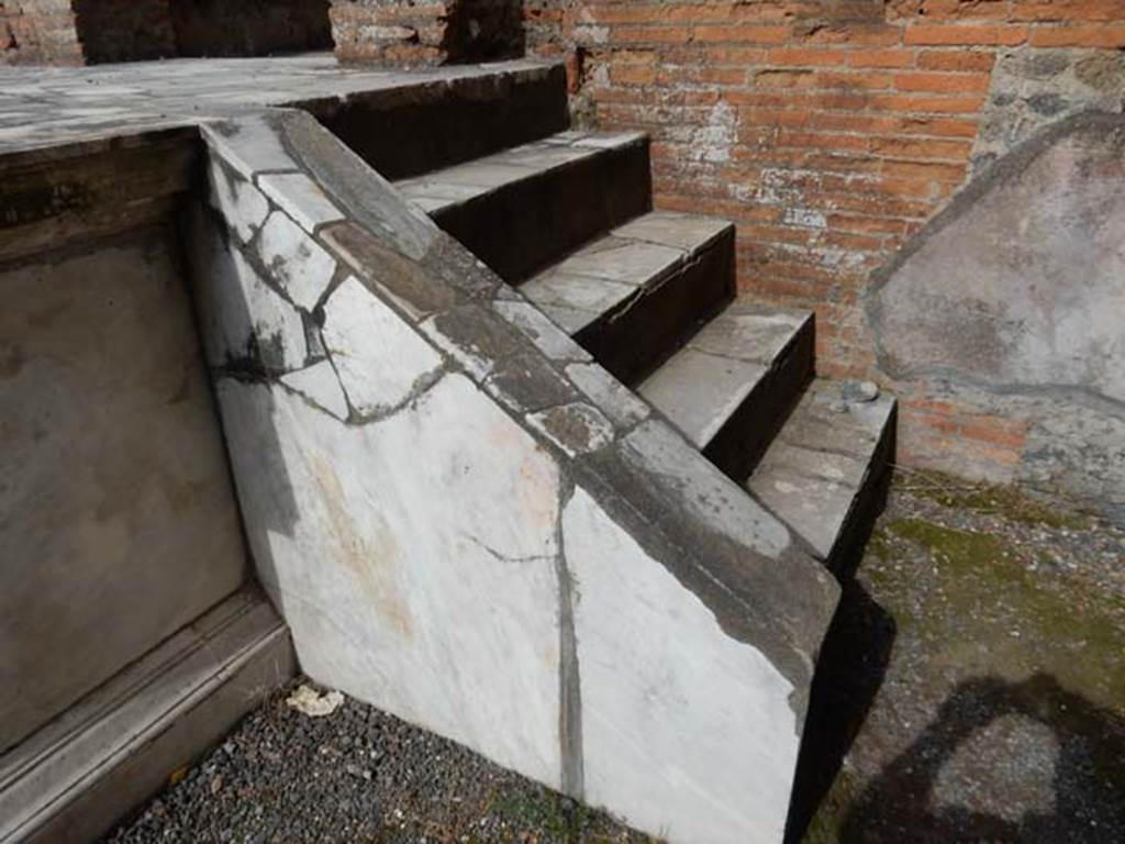 VII.9.7 and VII.9.8 Pompeii. Macellum. May 2015. Steps to marble podium. Photo courtesy of Buzz Ferebee.