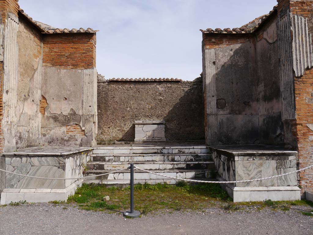 VII.9.7 and VII.9.8 Pompeii. Macellum. March 2019. Looking east to shrine in central room.  
Foto Anne Kleineberg, ERC Grant 681269 DÉCOR.
