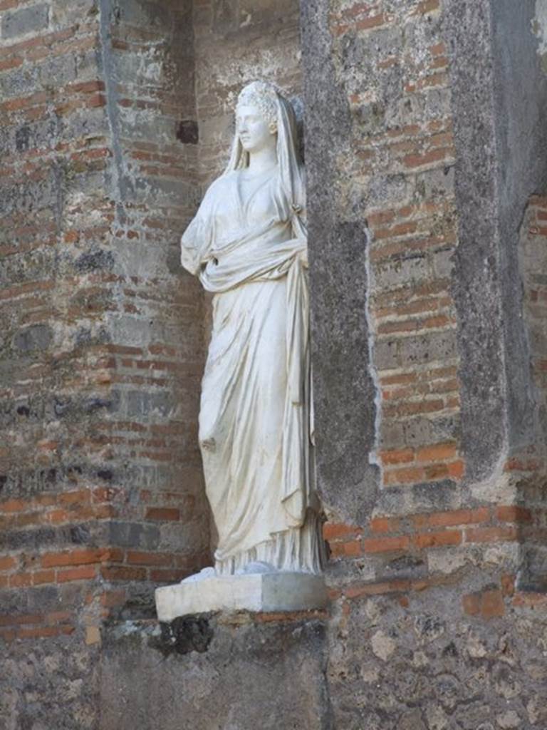 VII.9.7 and VII.9.8 Pompeii. Macellum.  December 2007. Shrine. Female statue originally thought to be either Octavia the sister of Augustus or an unknown member of the Julio Claudian house. It is now believed to be a statue portraying a local personality perhaps one who sponsored the restoration of the building. 