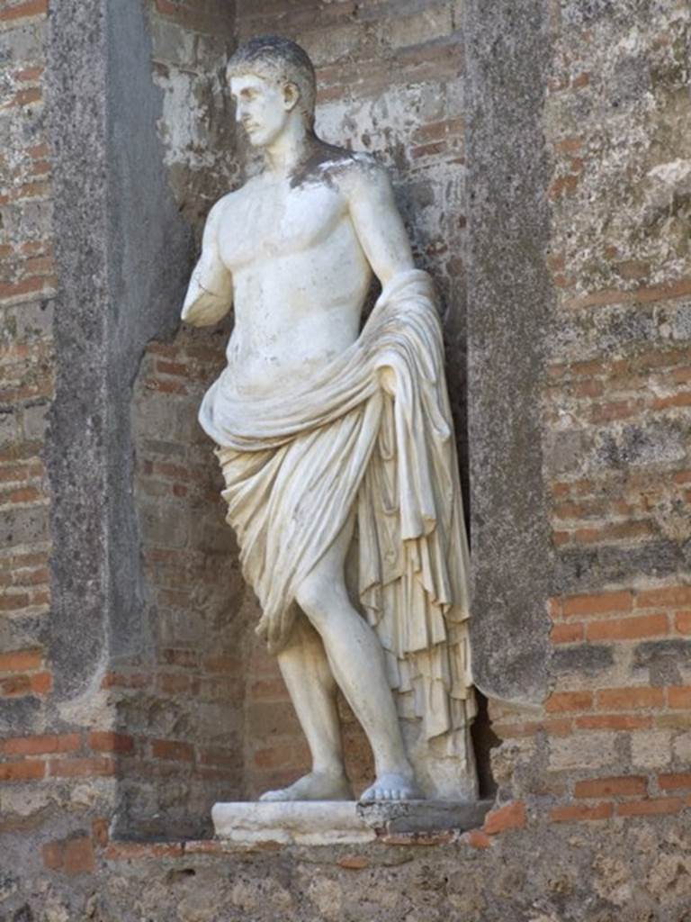 VII.9.7 and VII.9.8 Pompeii. Macellum.  December 2007. Shrine. Male statue originally thought to be either Marcellus the nephew of Augustus or an unknown member of the Julio Claudian house. It is now believed to be a statue portraying a local personality perhaps one who sponsored the restoration of the building.
