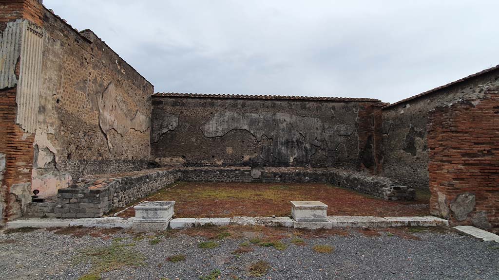 VII.9.7/8 Pompeii. August 2021. Looking east to large room in south-east corner.
Foto Annette Haug, ERC Grant 681269 DÉCOR.

