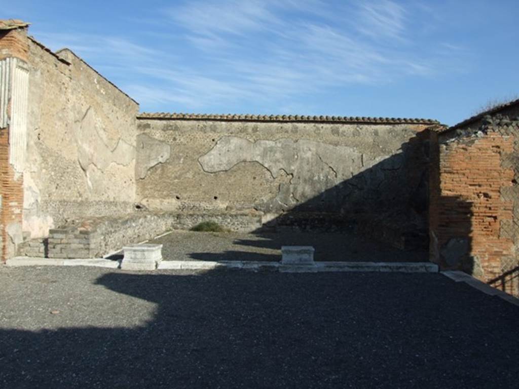 VII.9.7 and VII.9.8 Pompeii. Macellum.  December 2007. Large room in south east corner. Market room used for the sale of meat and fish. A water channel ran round the counter conveying running water.